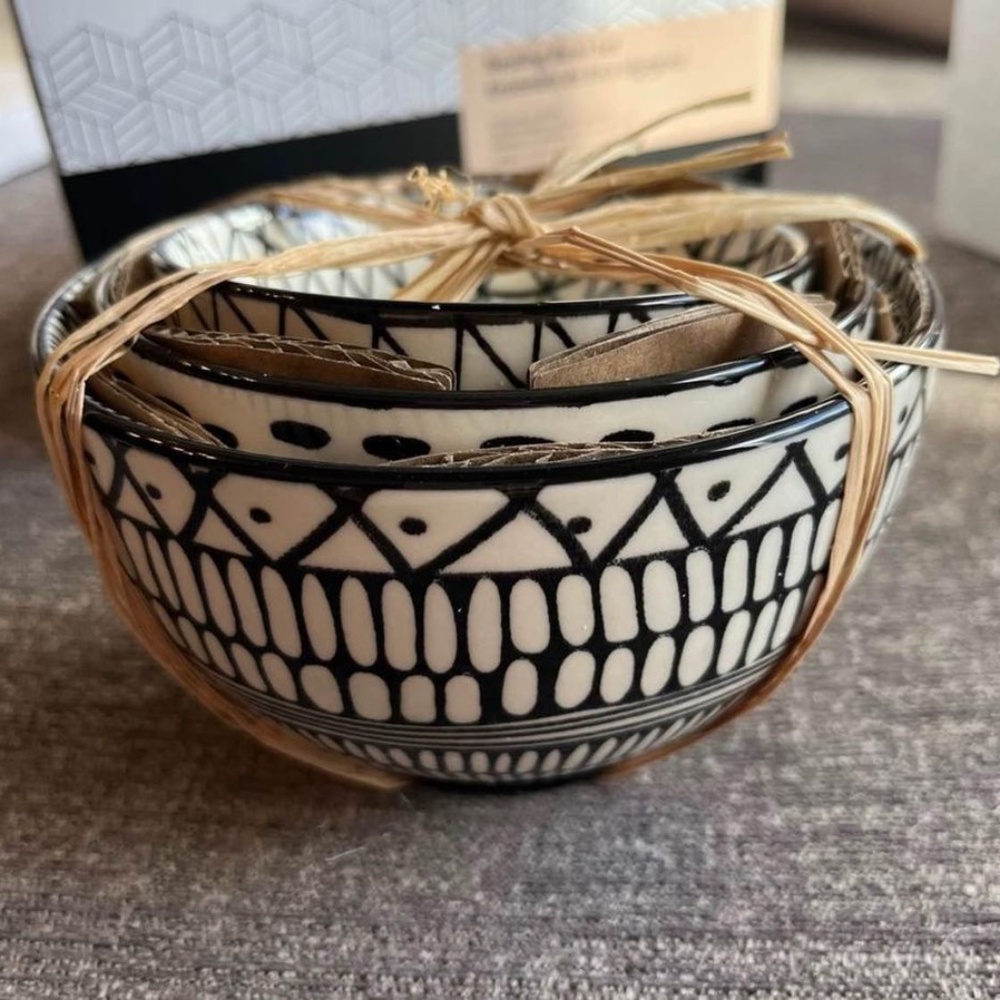 NWT Short Stories Black & White Bowl Set